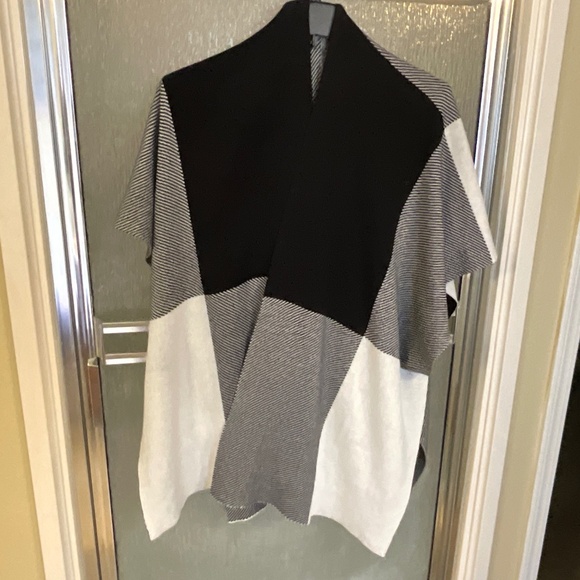 ALLISON DALEY, PONCHO WRAP, size M-L - Picture 1 of 5
